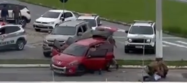 O homem de camiseta branca foi detido ap&oacute;s persegui&ccedil;&atilde;o em Palho&ccedil;a – Foto: S&eacute;rgio Guimar&atilde;es/Reprodu&ccedil;&atilde;o/ND