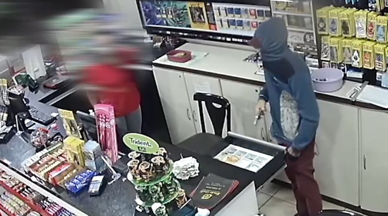 Um dos assaltantes foi at&eacute; o caixa do posto e roubou dinheiro. – Foto: Arquivo/Reprodu&ccedil;&atilde;o/ND