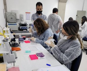 Imagem mostra grupo de pesquisadores da UFSC no laboratório