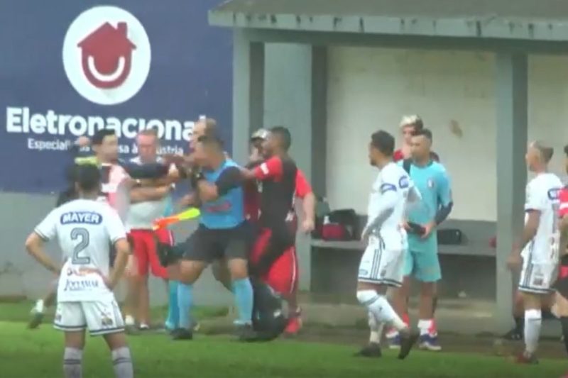 &Aacute;rbitro foi agredido ap&oacute;s confus&atilde;o e expuls&otilde;es na tarde de domingo (13) – Foto: Reprodu&ccedil;&atilde;o/ND