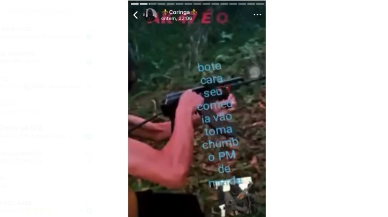 Suspeito com fuzil e amea&ccedil;ando os policiais – Foto: Divulga&ccedil;&atilde;o/ND