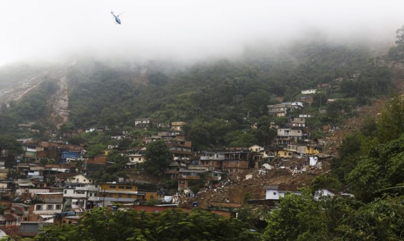 Bombeiros, moradores e volunt&aacute;rios trabalham no local do deslizamento no Morro da Oficina, ap&oacute;s a chuva que castigou Petr&oacute;polis, na regi&atilde;o serrana fluminense – Foto: T&acirc;nia R&ecirc;go/Ag&ecirc;ncia Brasil/ND