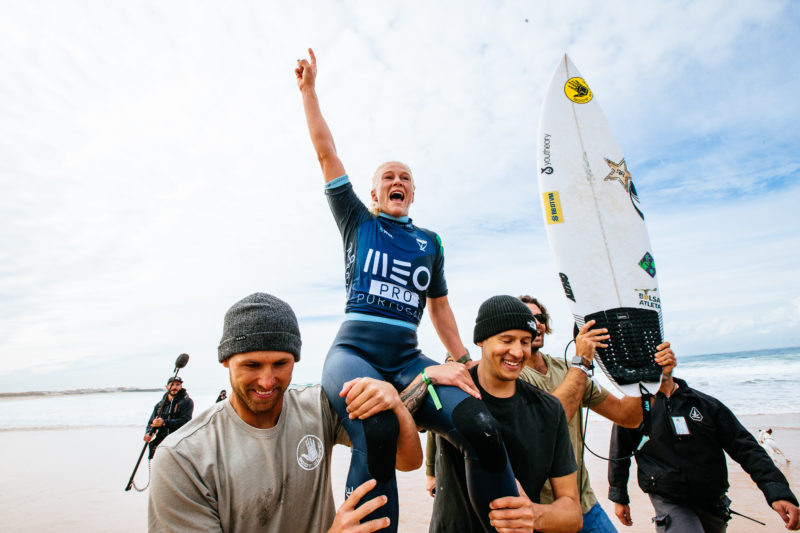 PENICHE, PORTUGAL: Tatiana Weston-Webb comemora o titulo da etapa do Mundial de Surf – Foto: Thiago Diz / World Surf League