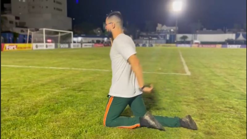 T&eacute;cnico Luan Carlos atravessa o gramado de joelhos ap&oacute;s classifica&ccedil;&atilde;o do Cambori&uacute; – Foto: Cambori&uacute;/Reprodu&ccedil;&atilde;o