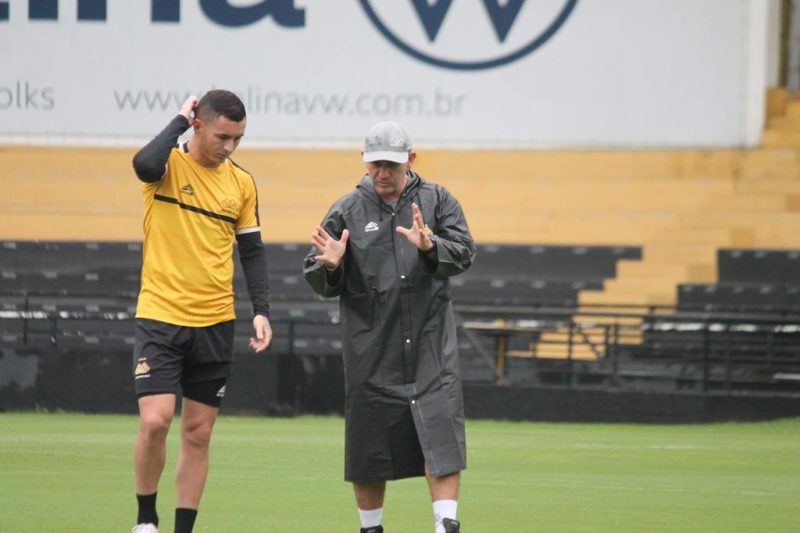 T&eacute;cnico Cl&aacute;udio Tencati comanda treino de manh&atilde; e segue para Brusque. Foto: Celso da Luz. Assessoria Crici&uacute;ma E.C. – Foto: T&eacute;cnico Cl&aacute;udio Tencati