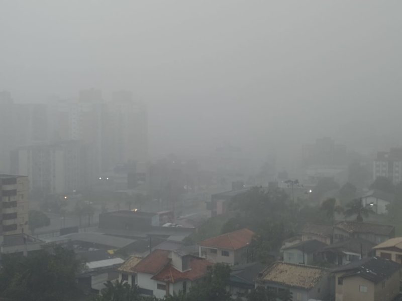 O dia virou noite no meio da tarde deste domingo em Crici&uacute;ma. – Foto: Marcelo Becker/Divulga&ccedil;&atilde;o/ND