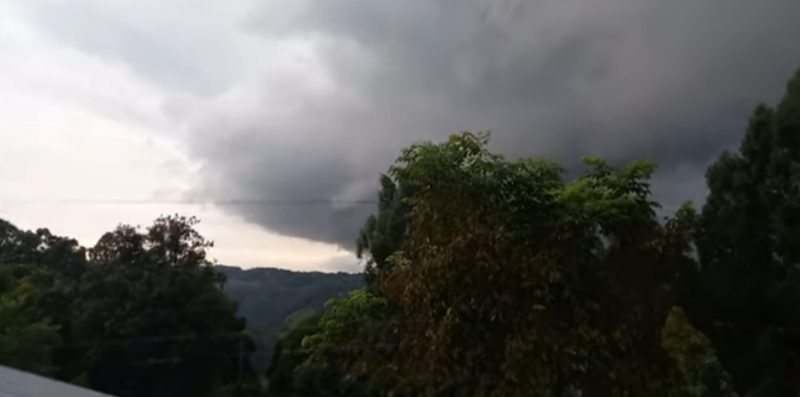 Shelf cloud se forma no munic&iacute;pio de Guatamb&uacute;, no Oeste de Santa Catarina, na manh&atilde; desta quarta-feira (30) – Foto: Piter Scheuer/Reprodu&ccedil;&atilde;o/ND