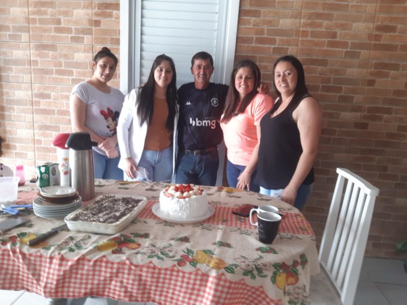Teresinha, &agrave; esquerda do pai, tinha ido na casa da fam&iacute;lia no fim de semana que antecedeu o acidente. Ela tinha tr&ecirc;s irm&atilde;s. – Foto: Arquivo pessoal/Josemar Ferreira/ND