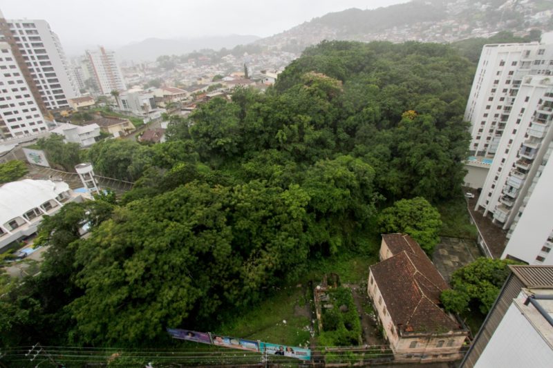 Terreno tem 23 mil m&sup2; e poder&aacute; ter at&eacute; 18 pavimentos – Foto: Leo Munhoz/ND
