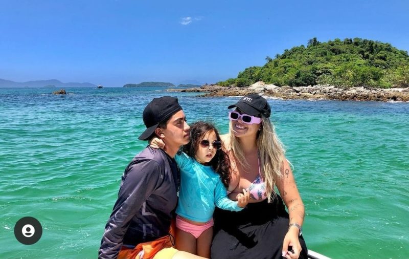 Thays e o marido contam com a rede de apoio familiar para cuidar da filha e se dedicar ao grupo musical &#8211; Foto: Reprodução/Internet