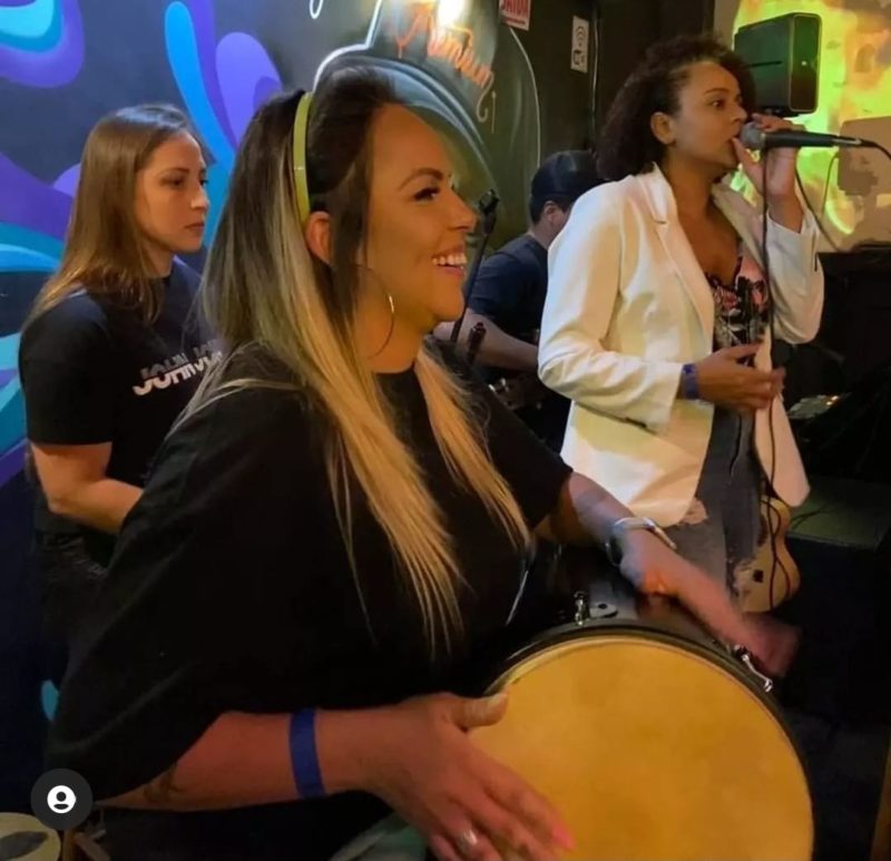 Enfrentando tripla jornada por amor à música, Thays e Pamela se preocupam também com a prevenção à Covid-19 &#8211; Foto: Reprodução/Internet