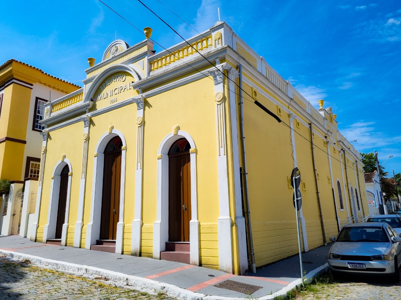 Na foto aparece o Thetro Adolpho Mello recém restaurado em São José,