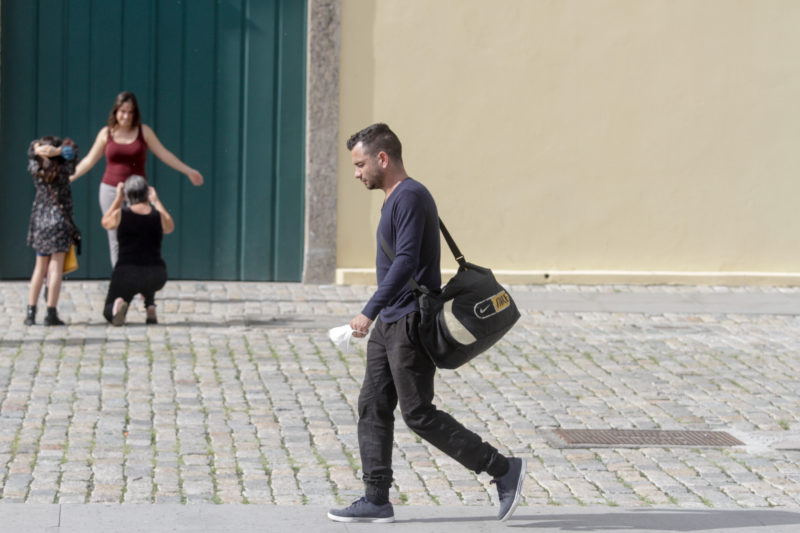 Algumas pessoas, como carioca Tiago, se dividiram em n&atilde;o usar m&aacute;scara em local aberto e usa-la em ambiente fechado – Foto: Leo Munhoz/ND