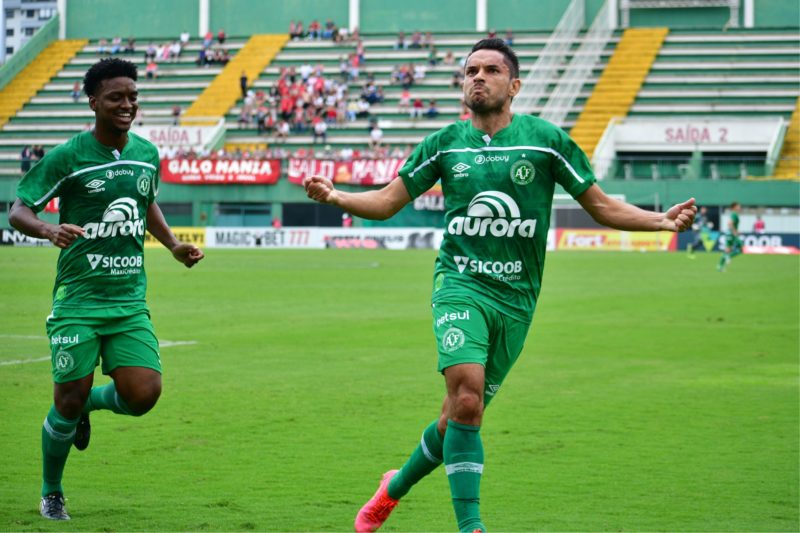 Tiago Real comemora o gol de empate do Verd&atilde;o – Foto: Julia Galv&atilde;o | ACF