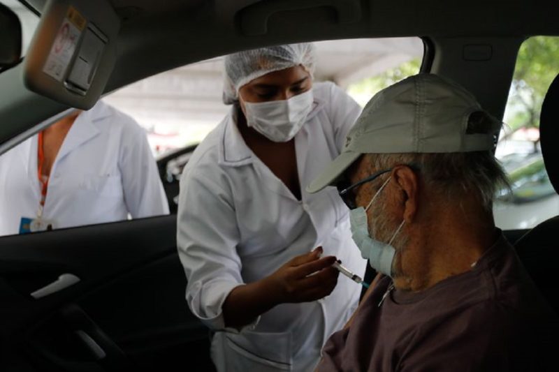 Vacina&ccedil;&atilde;o contra a Covid em drive thru na Universidade Estadual do Rio de Janeiro (UERJ), zona norte do Rio. – Foto: T&acirc;nia R&ecirc;go/Ag&ecirc;ncia Brasil/ND