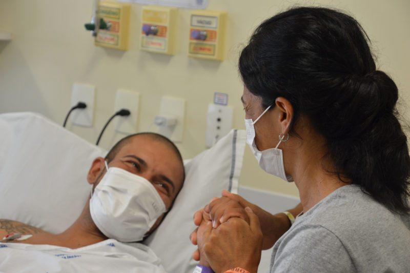 Filho recebe transplante de rim da m&atilde;e em cirurgia no hospital Santa Isabel, em Blumenau – Foto: Gabriel Silva/Comunica&ccedil;&atilde;o HSI/ND