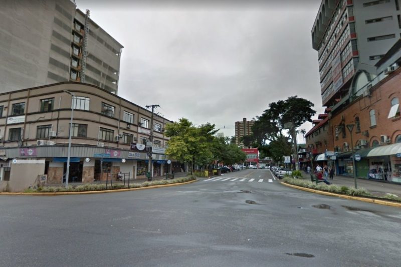 Projeto prev&ecirc; o fechamento da travessa Dr. Norberto Bachmann para uso como cal&ccedil;ad&atilde;o em algumas ocasi&otilde;es – Foto: Google Maps/Reprodu&ccedil;&atilde;o