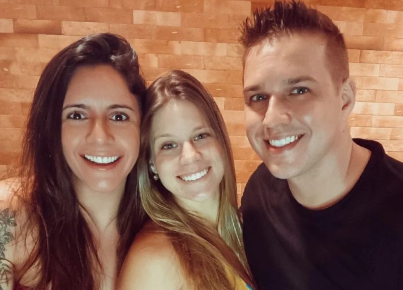 Klayse, Maria e Douglas vivem um relacionamento a tr&ecirc;s; eles esperam a chegada de um beb&ecirc; – Foto: Arquivo Pessoal/ND