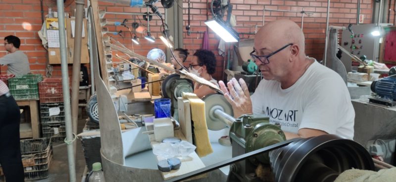 Funcion&aacute;rios da Mozart Cristais durante a confec&ccedil;&atilde;o dos trof&eacute;us – Foto: Mozart Cristais/Divulga&ccedil;&atilde;o