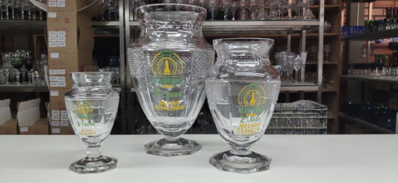 &Eacute; a primeira vez que os trof&eacute;us s&atilde;o produzidos 100% em solo blumenauense – Foto: Mozart Cristais/Divulga&ccedil;&atilde;o