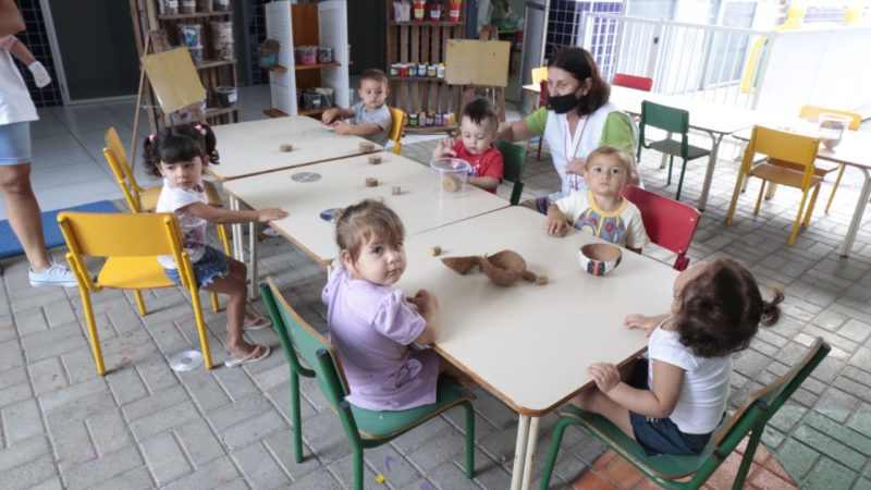 A imagem mostra as crianças em ambiente escolar