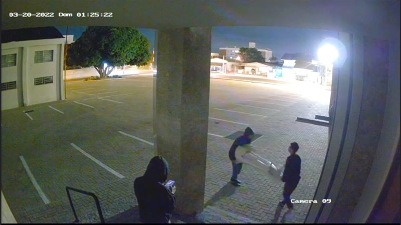 Filmagens mostram o envolvimento de tr&ecirc;s jovens no ato de vandalismo&nbsp;– Foto: Divulga&ccedil;&atilde;o/ND