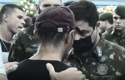 Despedida de soldados em Indaial mostrou lado humano do Ex&eacute;rcito Brasileiro – Foto: Reprodu&ccedil;&atilde;o/Internet/ND