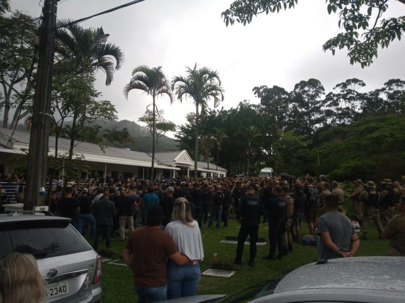 Soldado PM&nbsp; Luiz Fernando de Oliveira, que deixou mulher e filha, foi sepultado no s&aacute;bado (12), em Florian&oacute;polis – Foto: Tatiana Corr&ecirc;a/NDTV