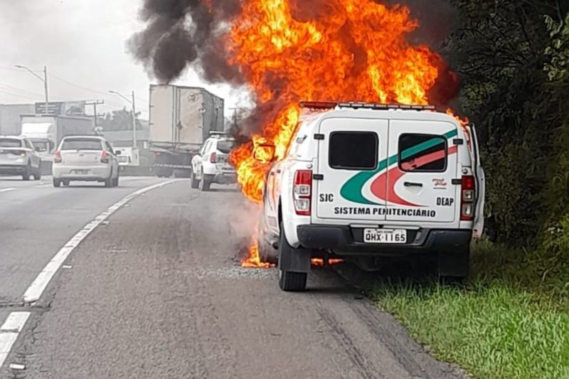 Viatura ficou completamente destru&iacute;da pelo fogo nesta quinta-feira (3) – Foto: Reprodu&ccedil;&atilde;o/Internet