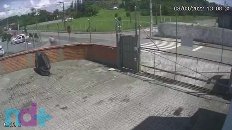 FRAME – Bicicleta motorizada &eacute; atingida por carro durante ultrapassagem – Foto: Reprodu&ccedil;&atilde;o/ND