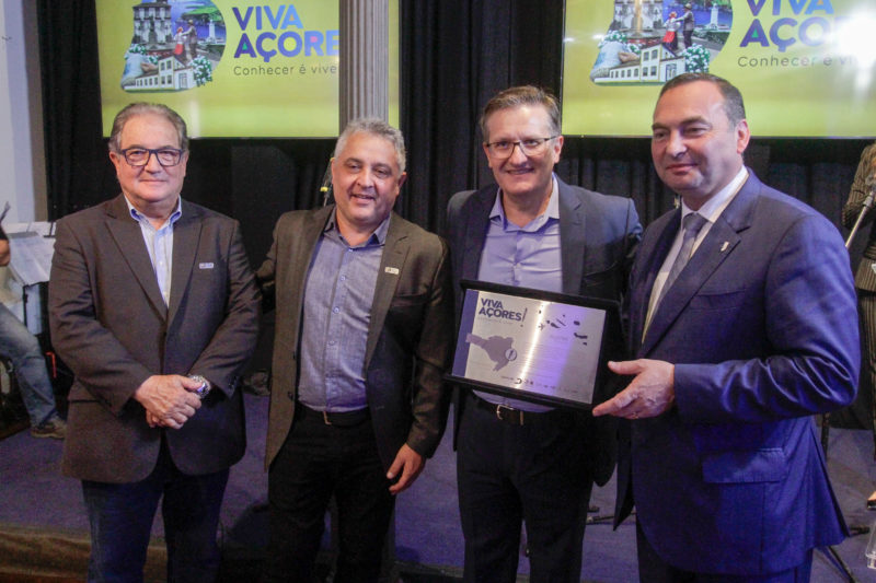 Presidente do governo regional dos A&ccedil;ores, em Portugal, Jos&eacute; Manuel Bolieiro (&agrave; direita) enfatizou que tem um enorme prazer em falar sobre os 275 anos da coloniza&ccedil;&atilde;o a&ccedil;oriana em Santa Catarina – Foto: Leo Munhoz/ND