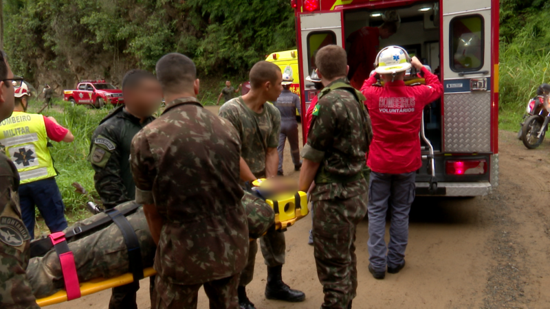 Momento em que os bombeiros e militares ajudam a colocar as v&iacute;timas dentro da ambul&acirc;ncia – Foto: NDTV