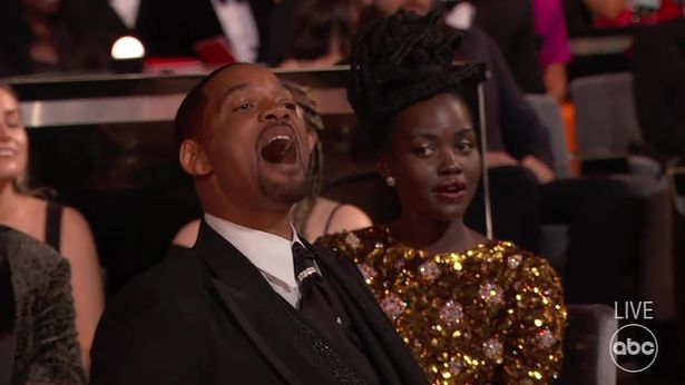 Lupita estava logo atr&aacute;s de Will Smith na cerim&ocirc;nia – Foto: The Mirror