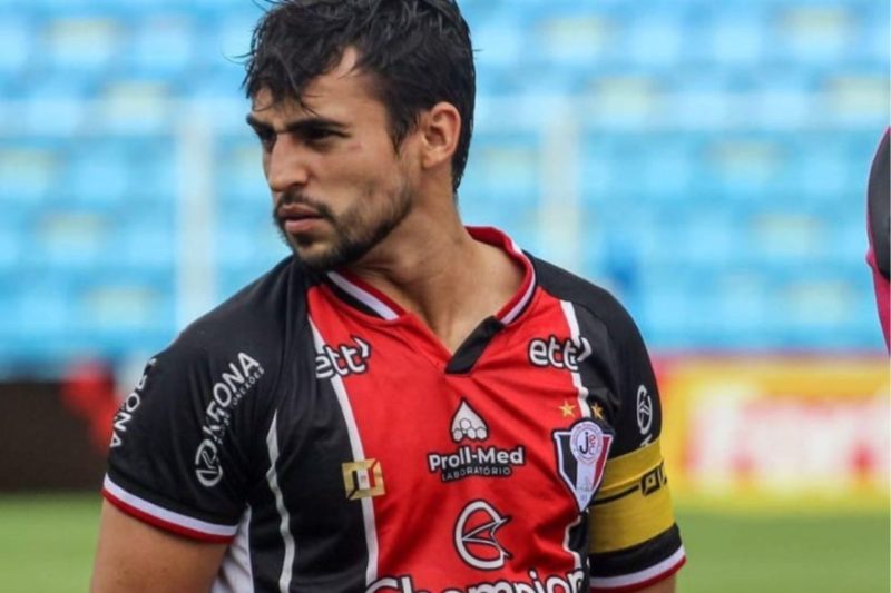 Xavier se emocionou ap&oacute;s jogo que evitou o rebaixamento do JEC – Foto: Vitor Forcellini/JEC/Divulga&ccedil;&atilde;o/ND