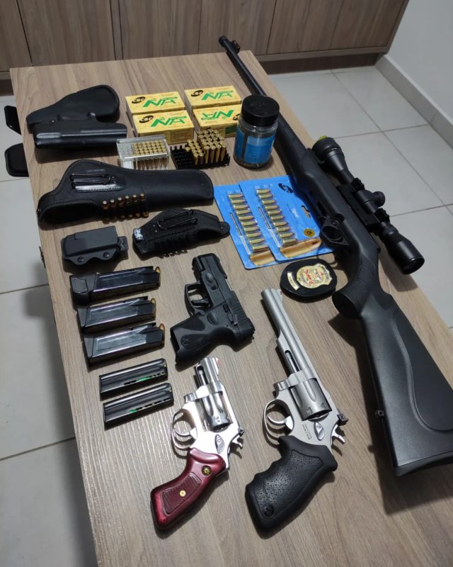 Suspeito foi preso e arsenal de armas e munições localizado pela polícia nesta terça-feira (12) &#8211; Foto: PCSC/Divulgação/ND