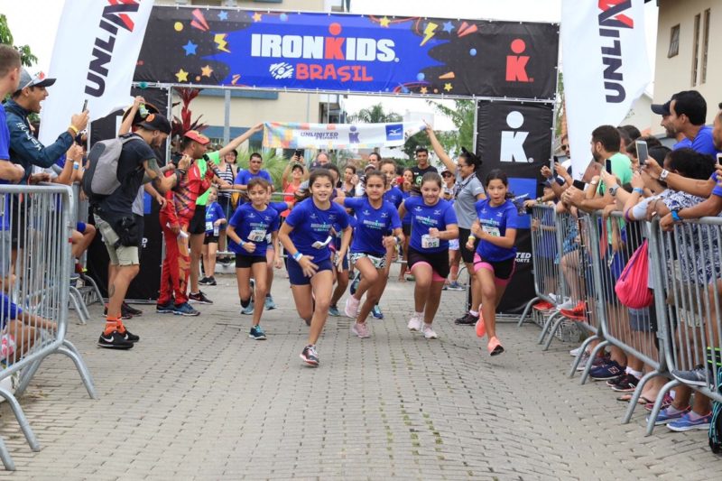 Crian&ccedil;as se divertem e atletas viram torcedores no Ironkids, evento que antecede a prova adulta- Foto: Divulga&ccedil;&atilde;o/Ironman/ND