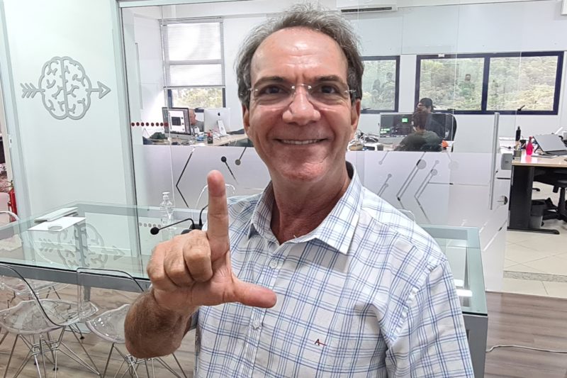 D&eacute;cio Lima faz o gesto s&iacute;mbolo da campanha de Lula – Foto: Altair Magagnin/ND