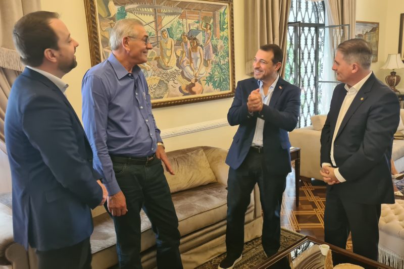 Juliano Chiodelli, chefe da Casa Civil, Silvio Dreveck, Carlos Mois&eacute;s e Altair Silva – Foto: Altair Magagnin/ND