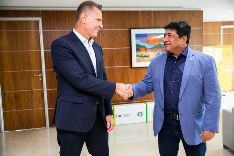 Wilson Semene, novo coordenador de arbitragem da CBF, cumprimenta o presidente Ednaldo Rodrigues – Foto: Alex Ramos/CBF