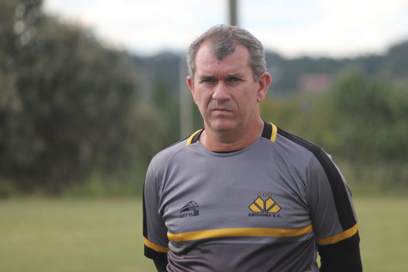 T&eacute;cnico Cl&aacute;udio Tencati deve manter o mesmo time do jogo de estreia. – Foto: Celso da Luz/Crici&uacute;ma EC/Divulga&ccedil;&atilde;o/ND