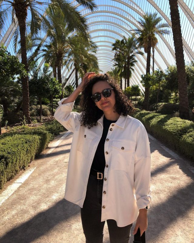 Carine Silva, em uma recente viagem internacional, usou aplicativos de relacionamento para fazer amizades com nativos – Foto: Arquivo Pessoal/Reprodu&ccedil;&atilde;o