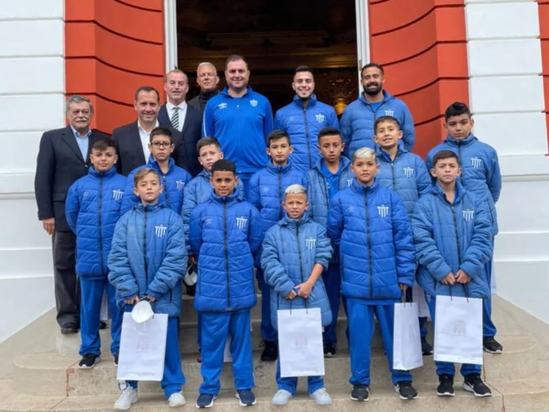 E a equipe U11 do Le&atilde;o chega na capital Ponta Delgada e &eacute; recebida pelo Presidente dos A&ccedil;ores!! O primeiro passeio do Le&atilde;o contou com a visita ao Pal&aacute;cio de Santana. Um edif&iacute;cio espetacular do s&eacute;culo XIX.No local, est&aacute; atualmente instalada a resid&ecirc;ncia oficial do Presidente do Governo Regional dos A&ccedil;ores, Jos&eacute; Manuel Bolieiro, que recebeu calorosamente a comiss&atilde;o avaiana. O diretor-geral adjunto do Clube Uni&atilde;o Micaelense, Paulo Costa Couto, apresentou a estrutura de beleza impressionante composta por mobili&aacute;rios dos s&eacute;culos XVIII e XIX, uma cole&ccedil;&atilde;o de azulejos que pertenciam a antigos templos da ilha, artes decorativas a&ccedil;orianas, e pelo lado de fora, um belo jardim de &aacute;rvores ex&oacute;ticas. Tamb&eacute;m acompanharam o Le&atilde;o nesse passeio, o presidente do Clube Uni&atilde;o Micaelense, Manuel Ribeiro Arruda, e o diretor geral do Clube Uni&atilde;o Micaelense, Ars&eacute;nio Sampaio Furtado. – Foto: Ava&iacute; Mirins/Alexandre Rossettini / @xandms