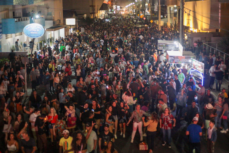 Foliões agitaram o Mar Grosso na semana de retomada do carnaval. &#8211; Foto: Prefeitura de Laguna/Divulgação/ND
