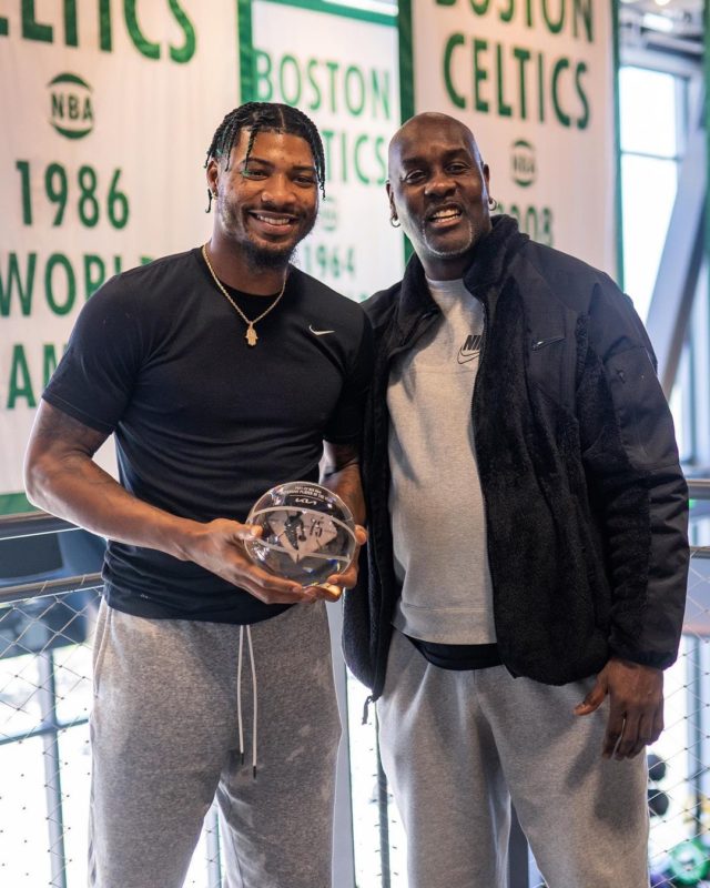 O pr&oacute;prio Gary Payton foi at&eacute; Boston entregar o pr&ecirc;mio a Marcus Smart – Foto: Boston Celtics/Divulga&ccedil;&atilde;o