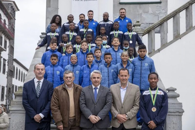 Atletas e comiss&atilde;o t&eacute;cnica do Ava&iacute; Mirins sub-11, participaram nesta segunda(18) de uma cerim&ocirc;nia na C&acirc;mara Municipal de Ponta Delgada, com a presen&ccedil;a do presidente da C&acirc;mara, Pedro Nascimento Cabral, do presidente do Clube Uni&atilde;o Micaelense, Manuel Arruda, e do Diretor-geral do Clube, Ars&eacute;nio Furtado. – Foto: Ava&iacute; Mirins/Divulga&ccedil;&atilde;o/ND
