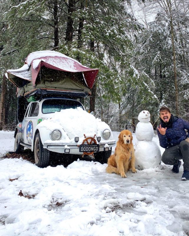 Jesse, Shurastey e o Fusca acabaram presos durante nevasca &#8211; Foto: Jesse Koz/Reprodução/Instagram
