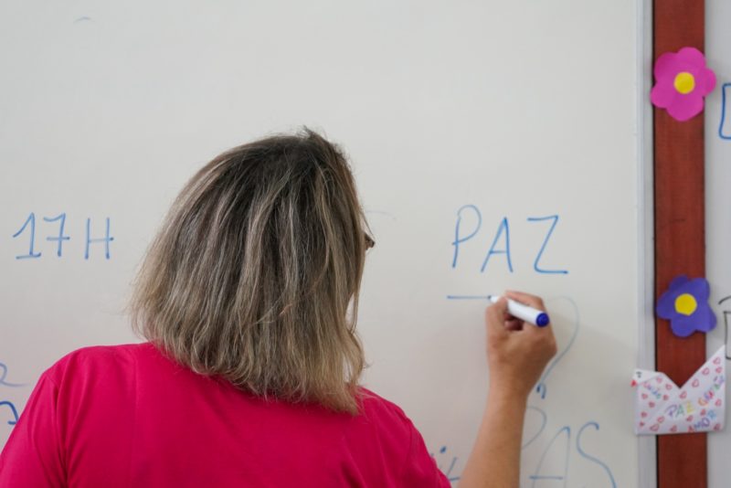 Professora em sala de aula no Instituto Estadual de Educa&ccedil;&atilde;o, em Florian&oacute;polis – Foto: Ricardo Wolffenb&uuml;ttel/Divulga&ccedil;&atilde;o/ND
