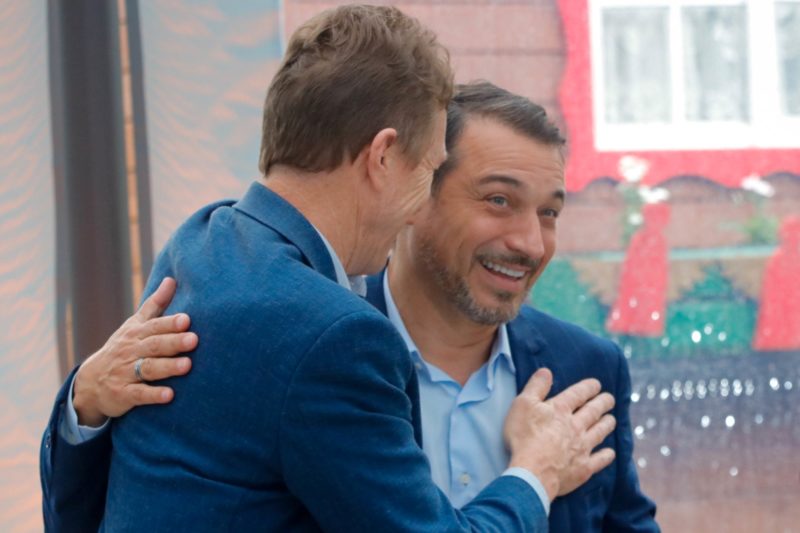Deputado Volnei Weber abra&ccedil;a Carlos Mois&eacute;s em evento segunda-feira, em Rancho Queimado; reuni&atilde;o interna do MDB n&atilde;o foi fotografada – Foto: Maur&iacute;cio Vieira/Divulga&ccedil;&atilde;o/ND