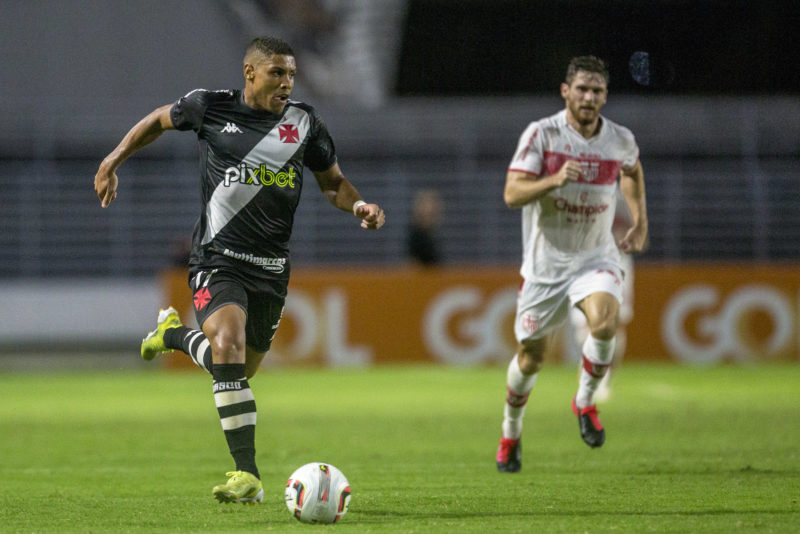 Erick (esquerda) pode tomar a vaga de Gabriel Pec no ataque – Foto: Daniel RAMALHO/CRVG/ND