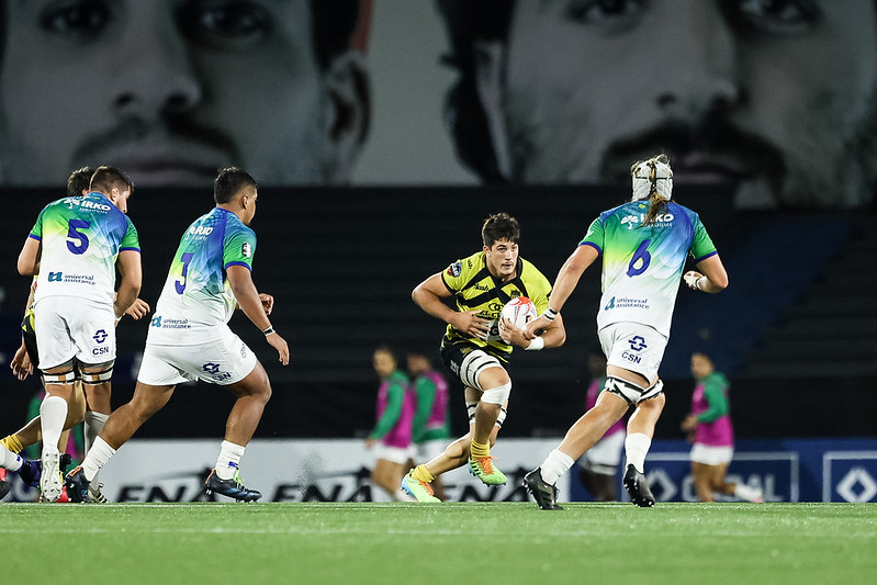 Superliga Americana de Rugby: Os Cobras (de branco) n&atilde;o conseguem segurar a for&ccedil;a uruguaia na abertura do returno – Foto: gaspafotos/SLAR